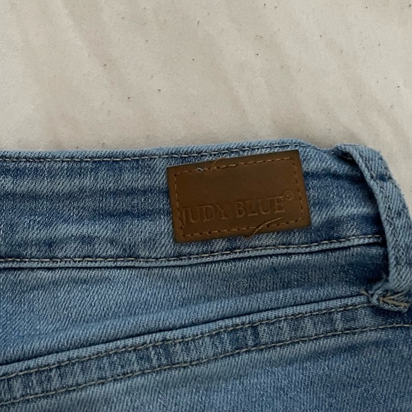 Judy Blue star embroidered jeans - Picture 3 of 4